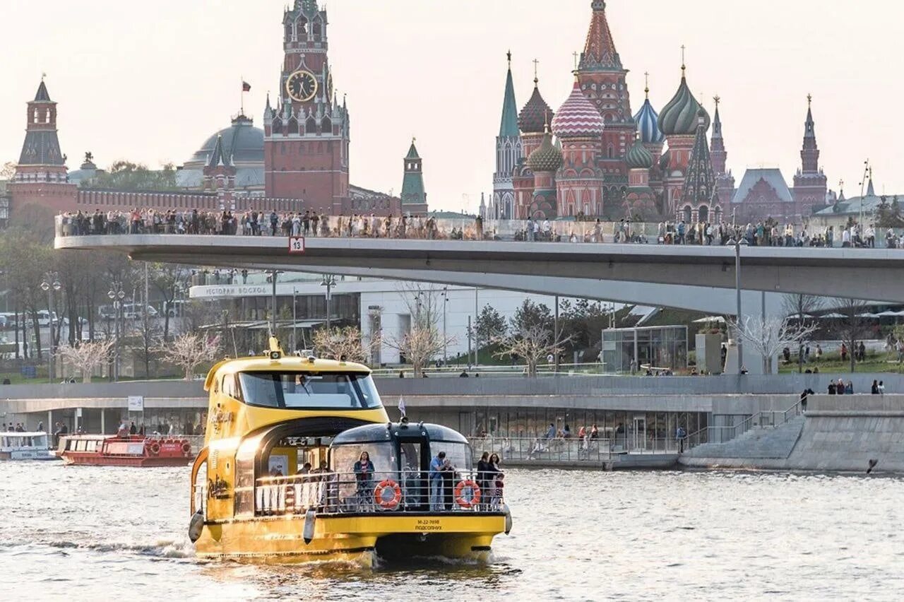 Покататься на трамвайчике в москве. Москва река Речной трамвайчик. Речной трамвайчик Рэдиссон. Речной трамвайчик в Москве парк Горького. Москва река трамвайчики речные электрические.