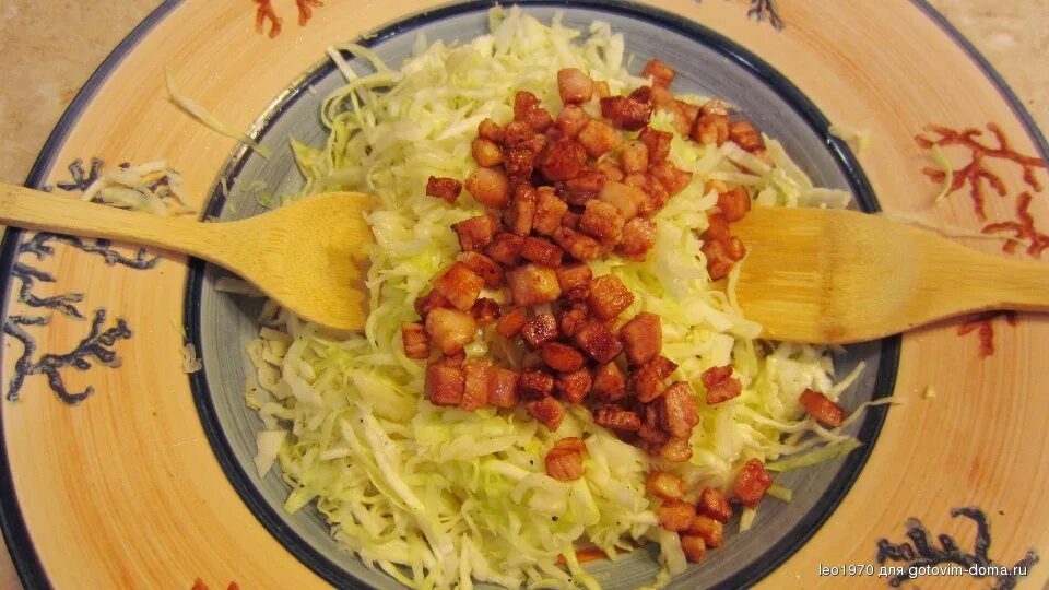 Тушеная капуста в афганском казане. Капуста с грудинкой. Тушёная капуста с макаронами. Капуста с грудинкой. Тушеная капуста зеленая.