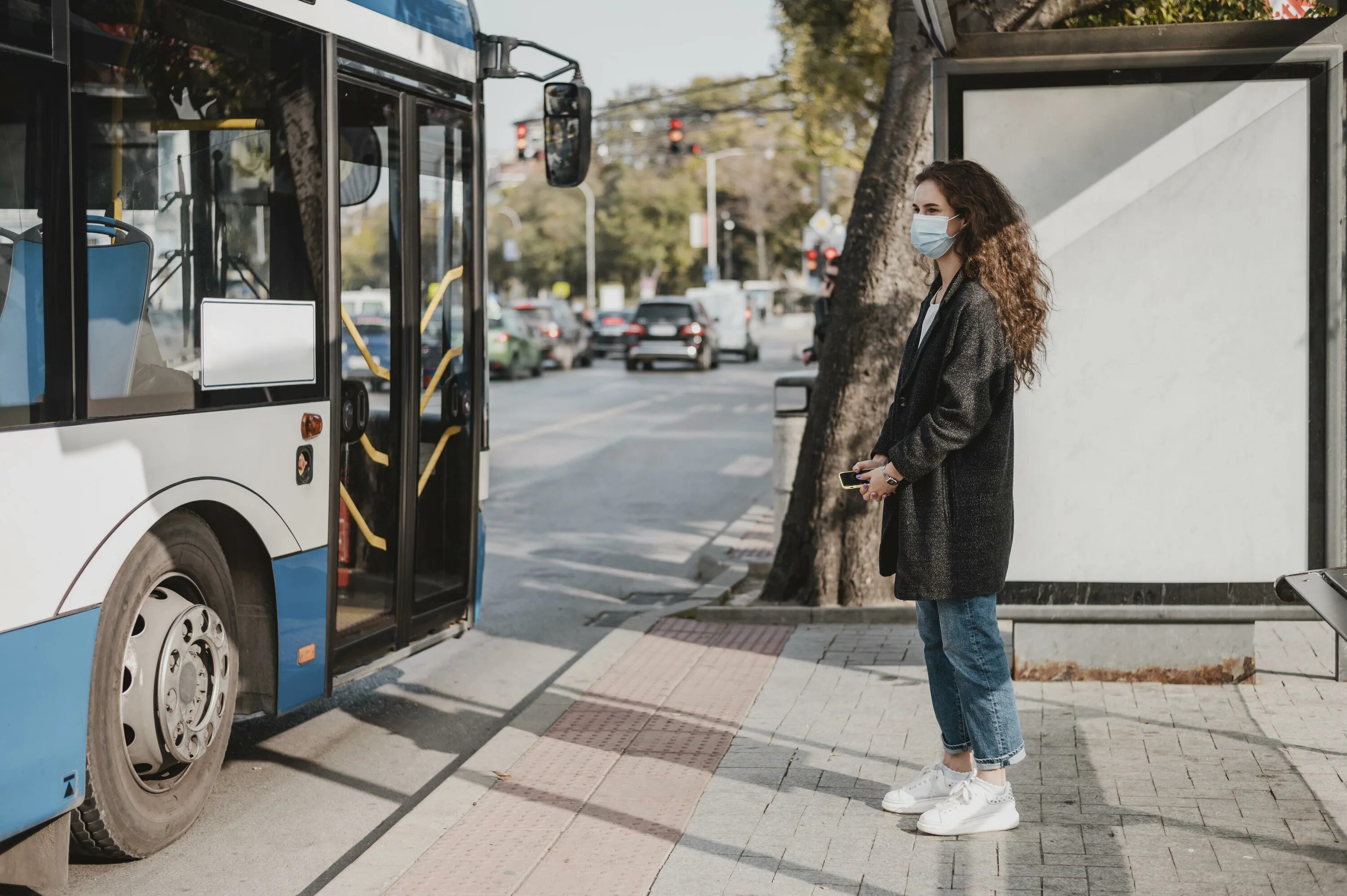 Человек ждет автобус. Автобус. Остановка автобуса. Девочка на остановке. Девушка на остановке ждёт автобус.