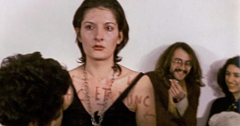 Абрамович художница эксперимент. Марина абрамович перформанс 1974. мария абрамович перформанс 1974. мария абрамович перформанс ритм 0. марина абрамович ритм 0 1974.