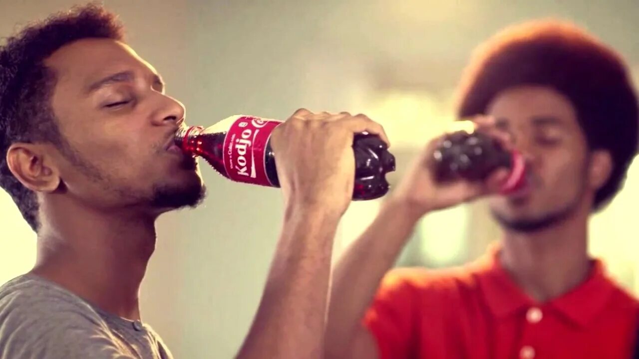 Песня наливаешь кока колу жую. Coca cola пьют. drinking coke. человек с кока колой.