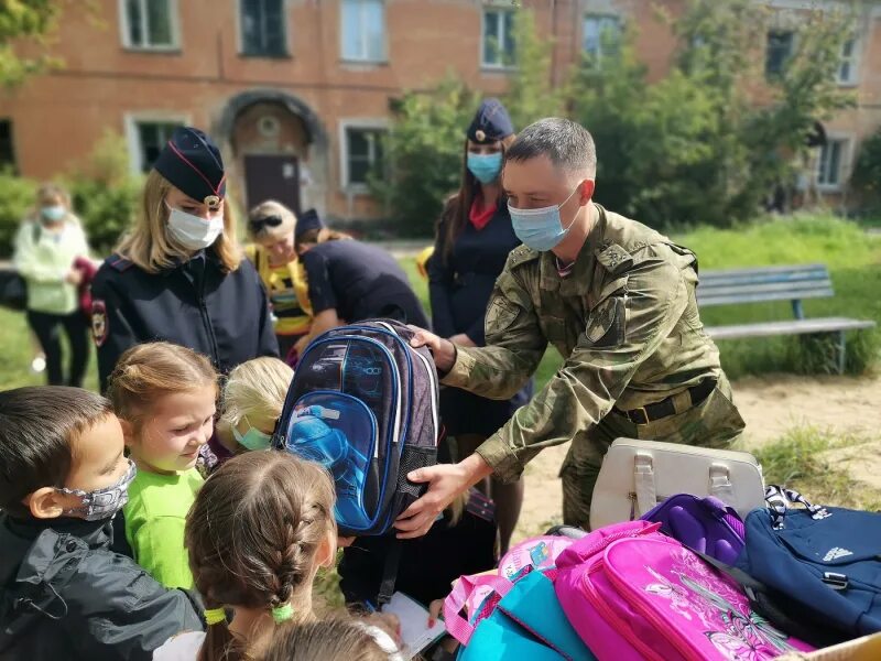 Отец военный собирает детей в школу. Благотворительность собираем в школу.