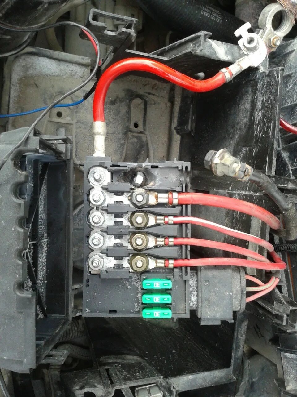 Предохранители под капотом газ 3110. Блок предохранителей аккумулятора фольксваген. Где стоит силовой предохранитель. Предохранитель 120 ампер тойота. Силовые предохранители волга 3110.
