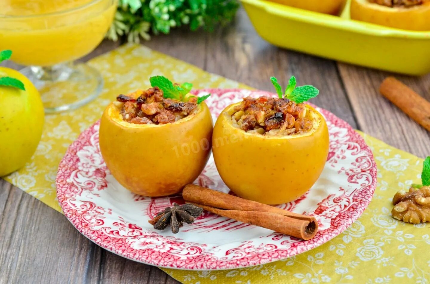 Яблоки с медом и орехами в духовке. Гранола с овсянкой. Блюда с орехами. Запеченные яблоки с орехами. Орехи с медом в духовке рецепт.