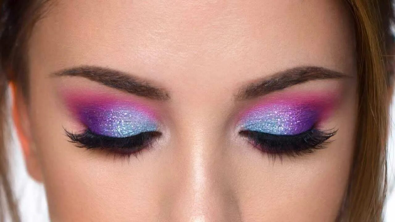 Макияж глаз make up глаз. Розово фиолетовый макияж. яркий макияж глаз. макияж яркими тенями. розово голубой макияж.