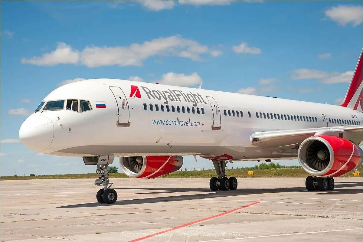 Самолет выполняющий рейс. Роял флайт 757. роял флайт авиакомпания самолеты. боинг 757 vq-btb. корал тревел роял флайт.