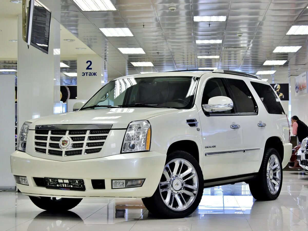 Cadillac Escalade 3. Кадиллак Эскалейд белый. Cadillac Escalade 3 поколение. Кадиллак Эскалейд 3 белый. Эскалейд 3 поколения