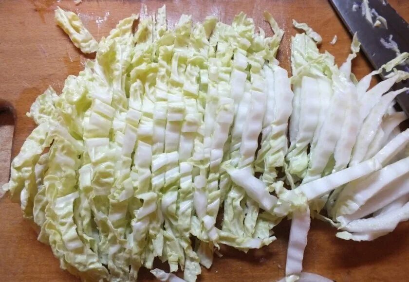 Как нарезать пекинскую. Пекинская капуста нарезка. Как нарезать пекинскую. Пекинская капуста нашинкованная. Как шинковать пекинскую капусту.