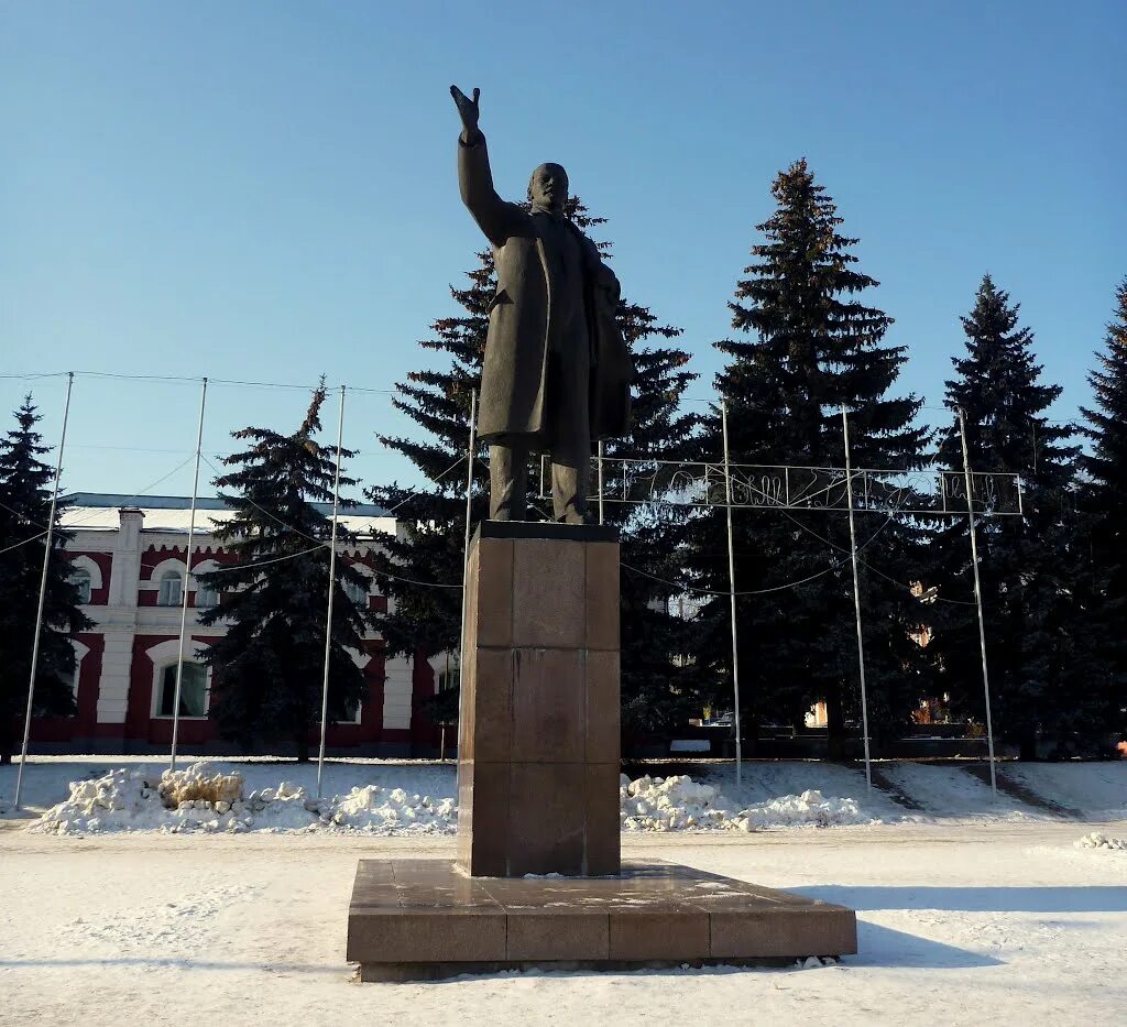 Привокзальная улица елец. Ленин елец. Памятник ленину в ельце. Памятник ленину в ельце. Площадь ленина елец.