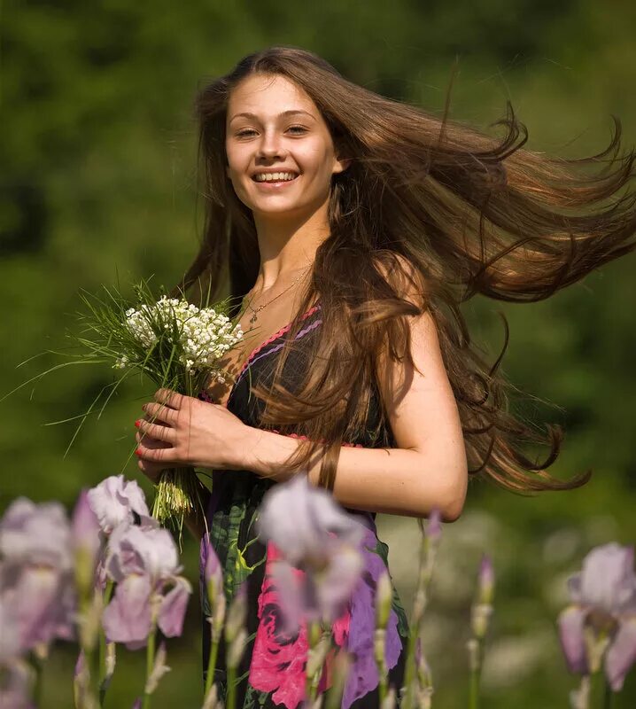 В россии все прекрасно. Счастливая девушка. Девушка с весенними цветами. Счастливая красивая девушка.
