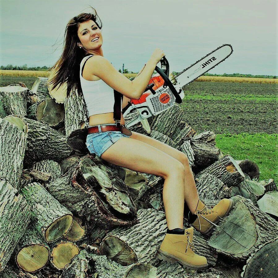 красивая девушка с бензопилой. девушки пилят. девушка с бензопилой. пилят бревно. девушка с бензопилой.