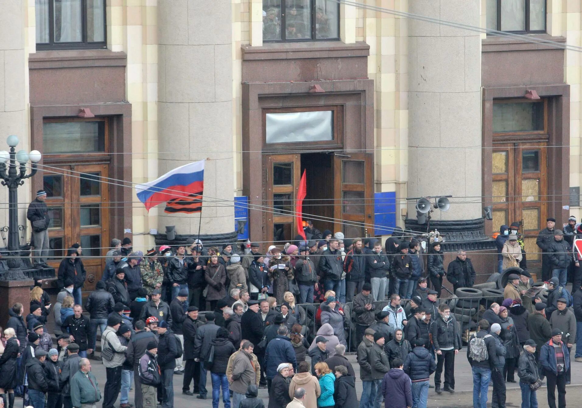 Захват 2014 год. Штурм Харьковского ОГА В апреле 2014. Захват здания ОГА В Харькове. Харьковская ОГА 2014 год.