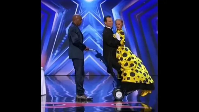 танцовщица ева шиянова. шоу талантов россия лучшее. девушки танцуют на конкурсе талантов. талант видео. талант видео.