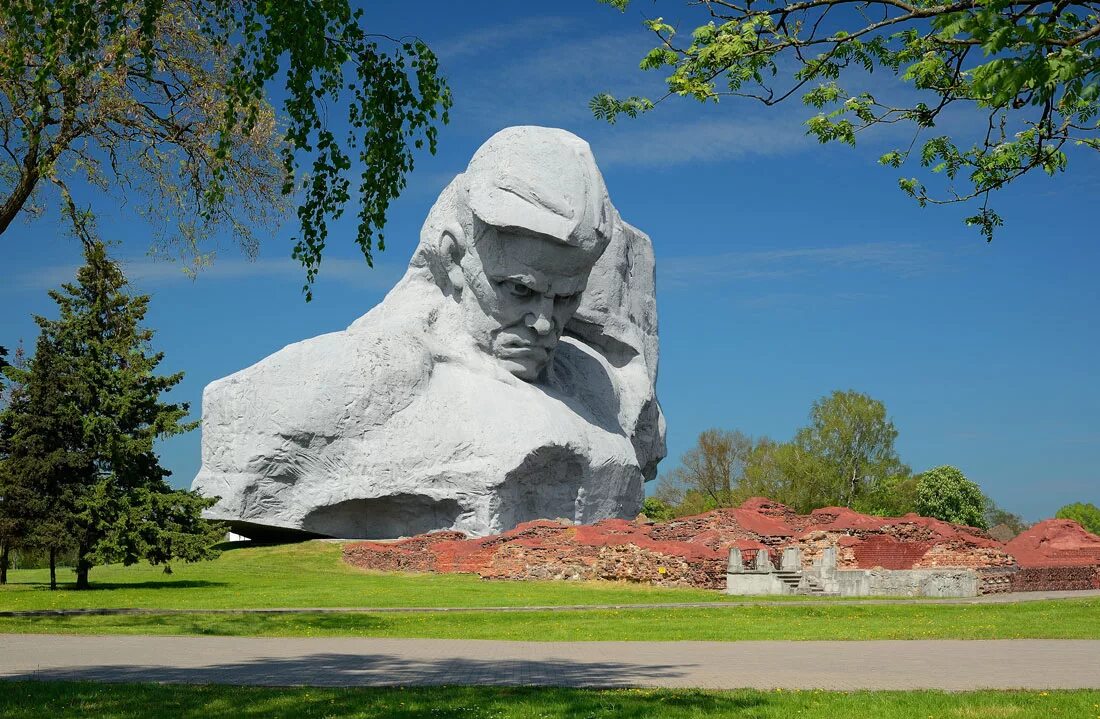 Статуя белорусского первопечатника франциска скорины. Памятник сымон будны. Памятник рагнеде в заславле. Памятники кириллу туровскому в беларуси. Святитель кирилл туровский.