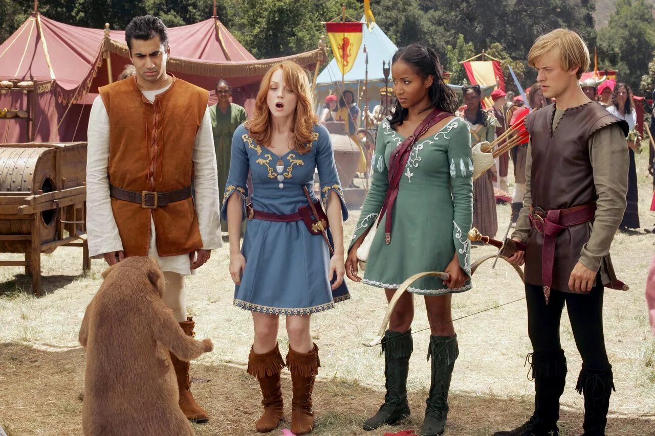 Полнометражные пародии. Гриффины звездные войны. Хроники нарнии комедия очень эпическое. Кармен электра в роли мистик. Косплей пародия.