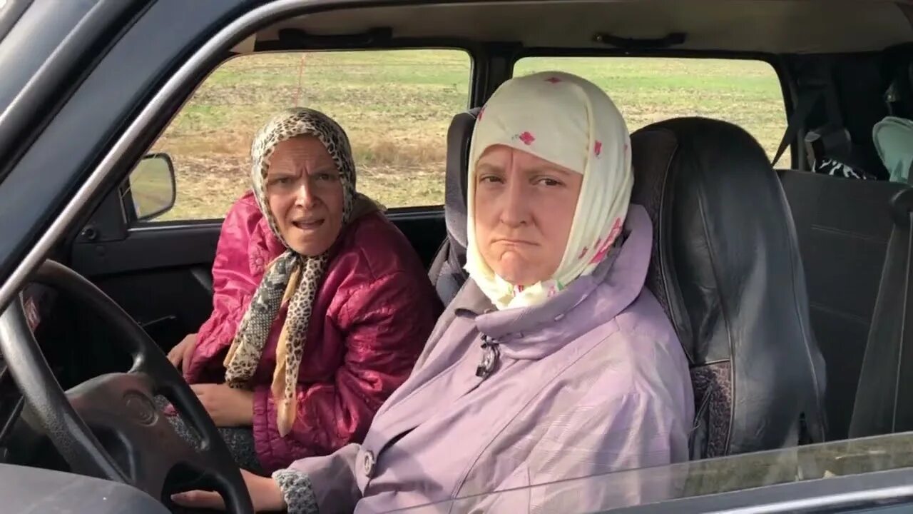 Видео бабка. Две бабушки возле машины. Две бабушки в машине. Две бабки на машине. Видеоролик я и моя подруга в старости.