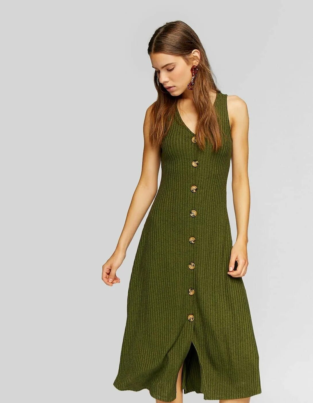 Платья длинное на пуговицах. Stradivarius платье на пуговицах. платья миди страдивариус. сарафан на пуговицах спереди. платье на пуговицах спереди.