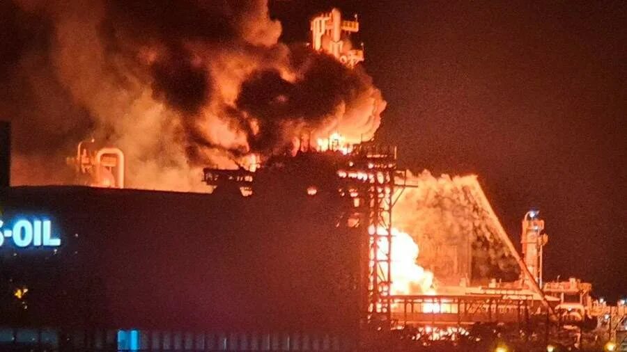 Взрыв на НПЗ. Нефтехимический завод, Ульсан, Республика Корея. 2003 Пожар в Корее. Cgi белый дом Вашингтон взрыв огонь.