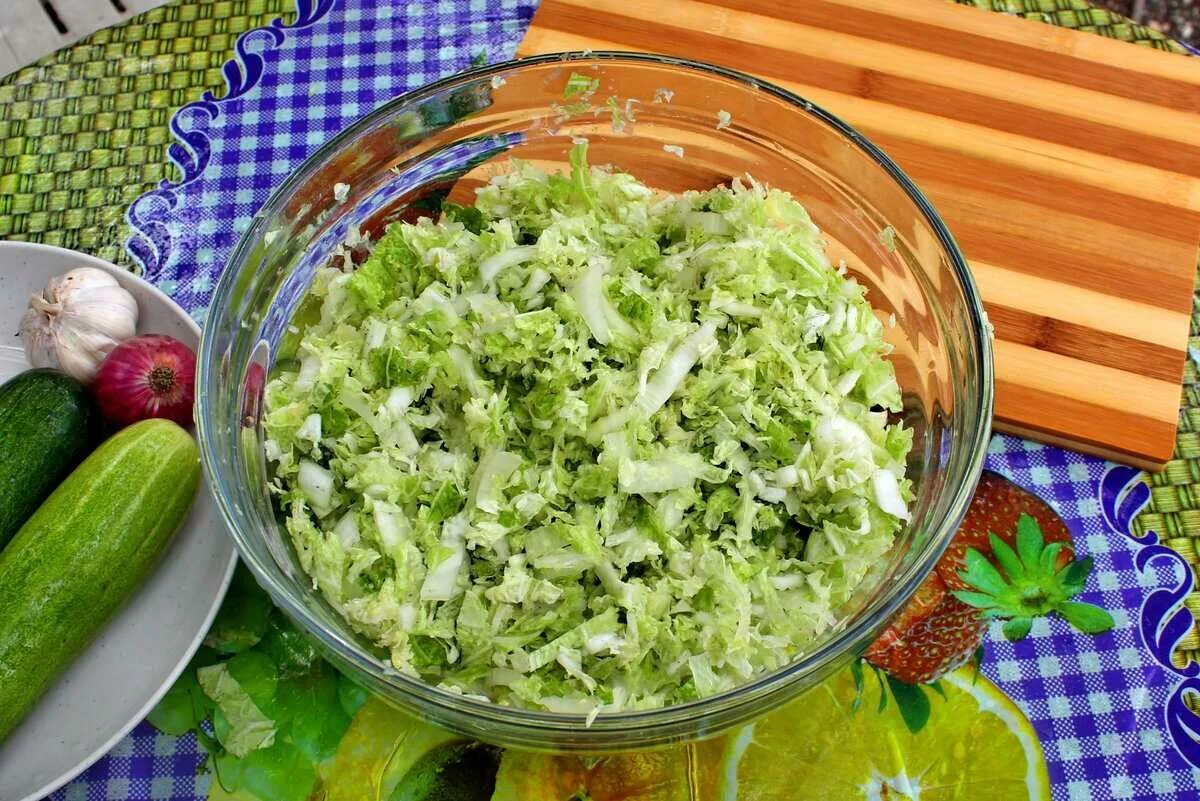 Салат из пекинской капусты с уксусом. Салат с пекинской капустой. салат из пекинской капусты. салат пекинка. вкусный салат с пекинской капустой.