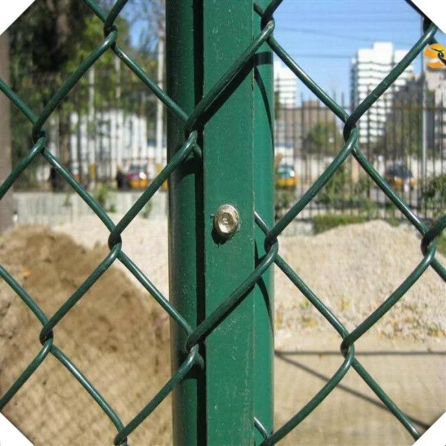 Как закрепить сетку к столбам. Крепеж для рабицы. крепёж для сетки рабицы к столбам. крепление сетки рабицы к столбам. хомут для сетки рабицы к столбам.
