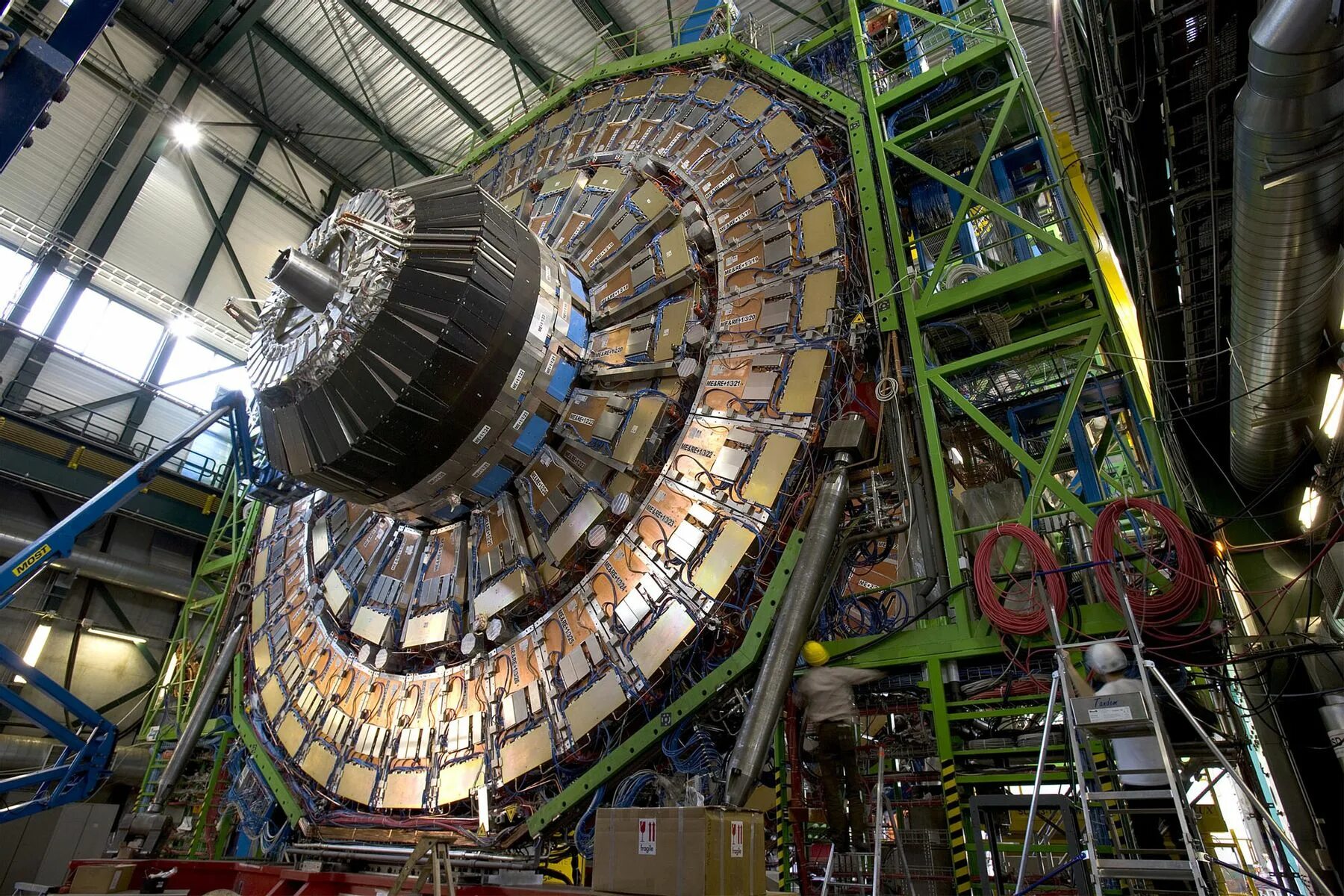 Адронный коллайдер ЦЕРН. Большой адронный коллайдер ЦЕРН. LHCB большой адронный коллайдер. Большой адронный коллайдер в ЦЕРНЕ. Андроидный коллайдер это