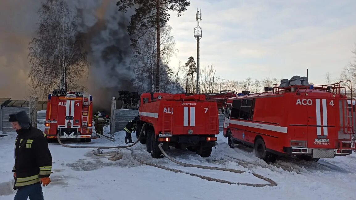 Новости 1 07. МЧС Екатеринбург Эльмаш пожарные. Пожар. Пожар в частном доме. МЧС пожар.