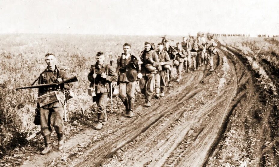 Солдат ркка сталинград 1942. Бойцы ркка 1942. Битва за москву 7 ноября 1941. Пехота 1941. Марш 1942.