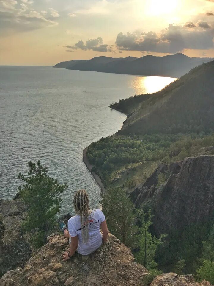 Фотосессия на Байкале летом. Девушка на Байкале летом. Девушка на Байкале спиной. Блондинка на Байкале.