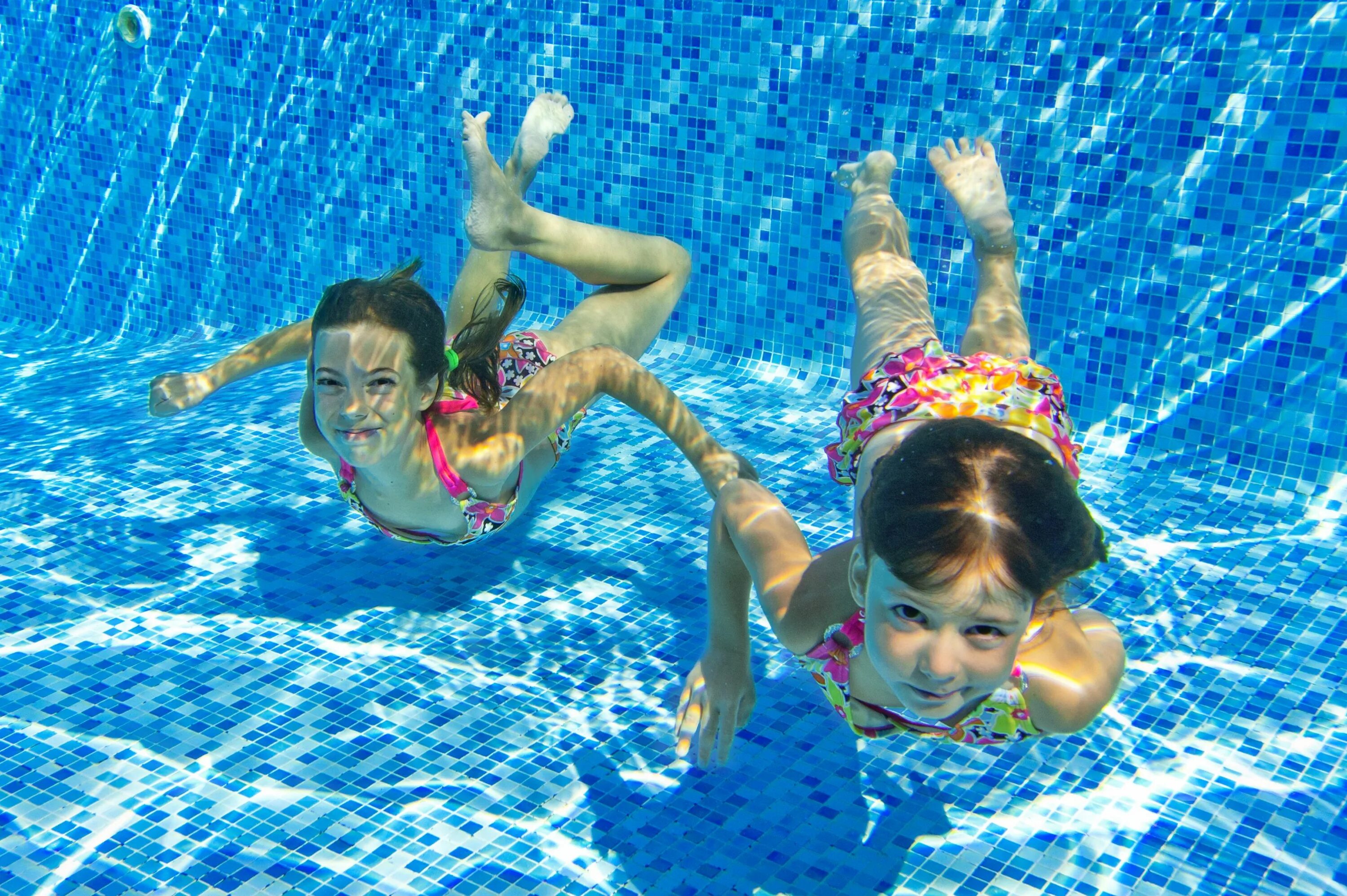 Плавание дети. Плавание спорт дети. Детская аквааэробика в бассейне.