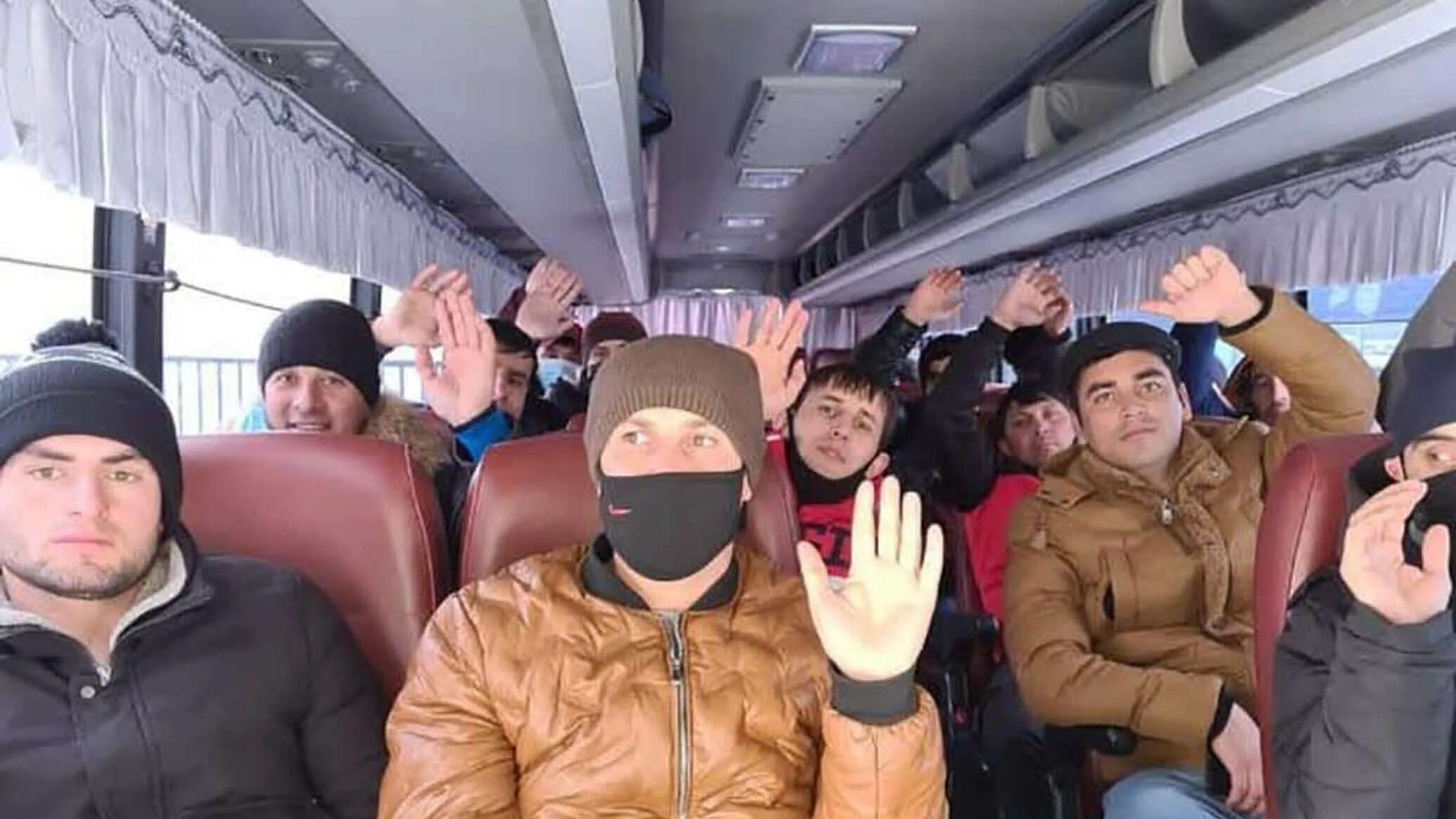 Таджики уезжают на родину. Таджики в Москве. Мигранты в России. Мигранты Таджикистана. Таджикские мигранты.