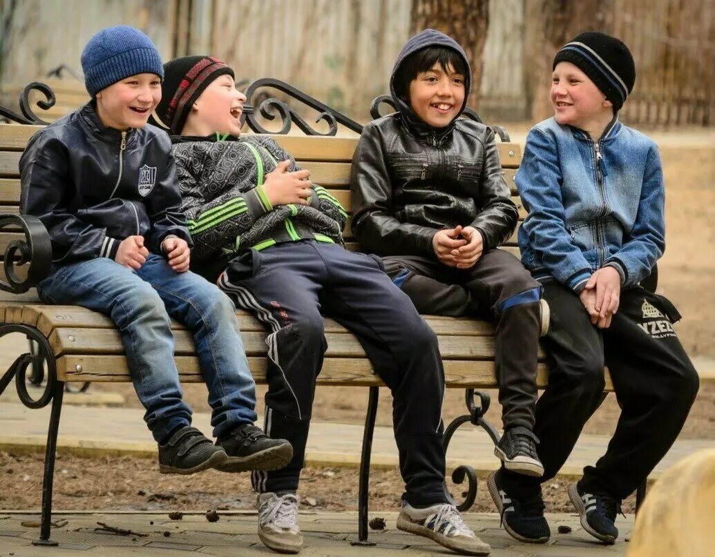 Женщина с ребенком на руках. Финансовые проблемы в семье. Зинкович анастасия усыновила. Зачем молодым ребенок. Школьник ругается матом.