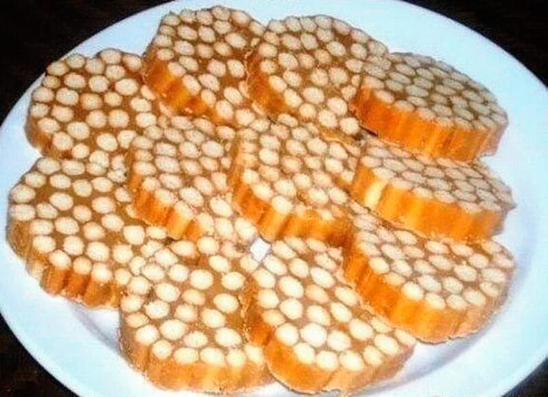Что сделать быстро к чаю. Сладкая колбаска к чаю. вкусняшка к чаю без выпечки. соломка из колбасы. колбаса из соломки и ирисок.