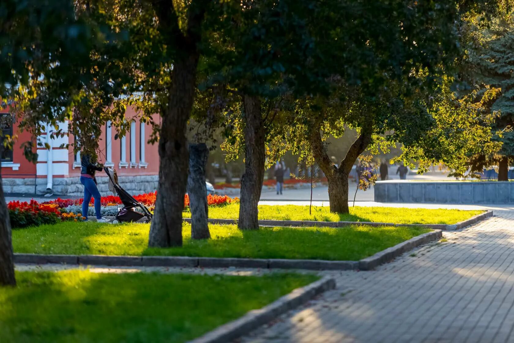 Прогноз на лето челябинск. Городская улица летом. Городские прогулочные зоны. Городская прогулка Челябинск. Челябинск лето.