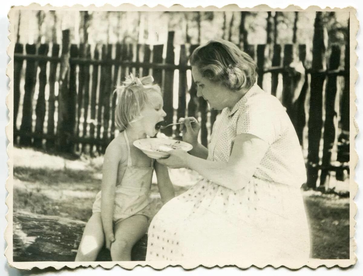 Мама кормит Винтаж. Мама трогательные картинки ретро. Мама и пять дочерей СССР. Винтажные фотографии мама и дочка без лица.