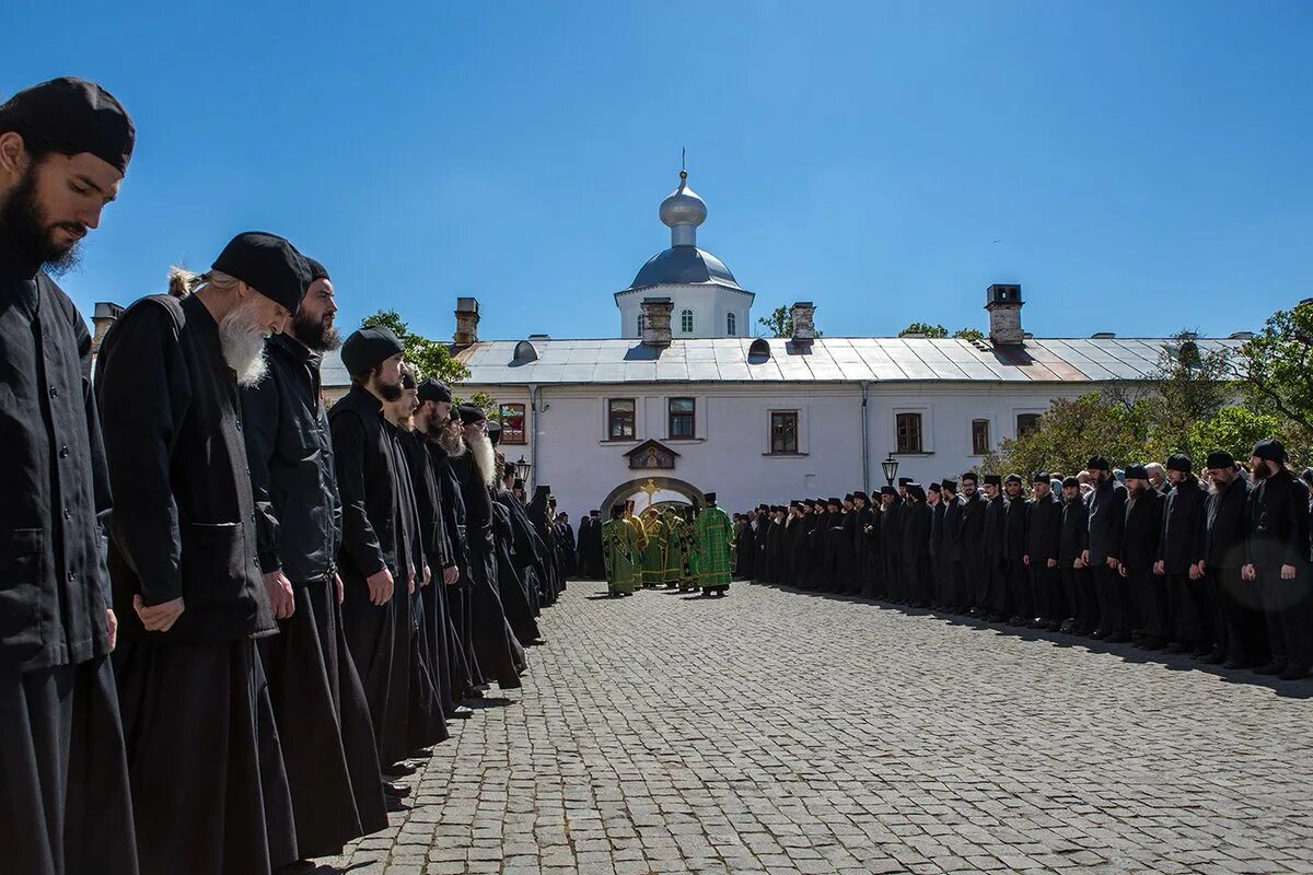 Все служители церкви составляли особую группу