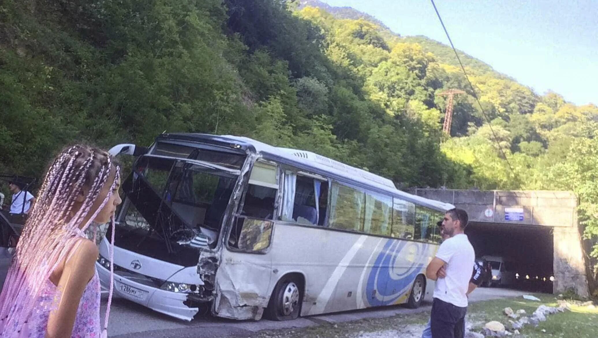 Авария экскурсионного автобуса. Экскурсионные автобусы в Абхазии. Автобусные экскурсии в Абхазию. Озеро Рица автобус. Абхазские автобусы экскурсионные.