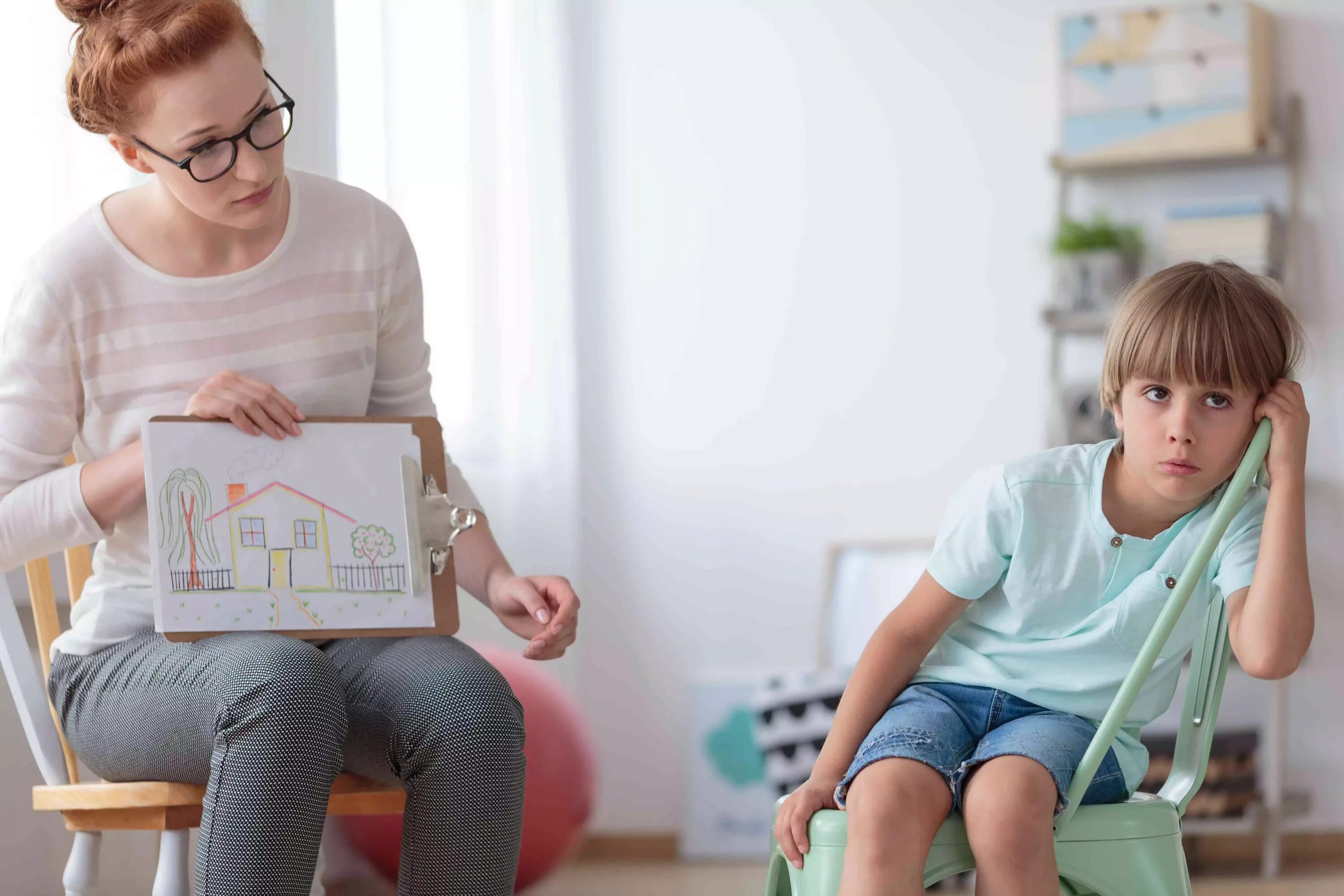 Мальчик рассматривает девочку. Autismus. counselor and children. синдром «идеальной» мамы картинки. мальчик синдромом кид.