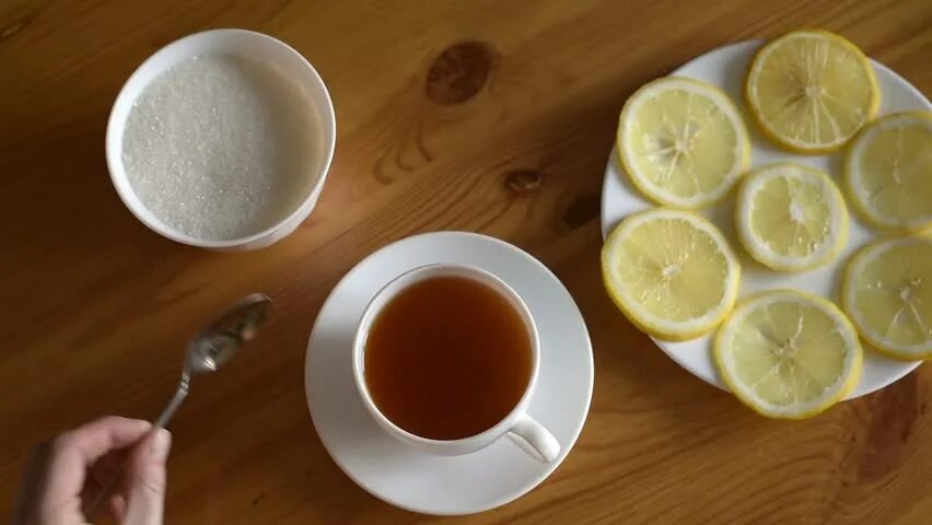 Чашка чая. Черный чай лимоном без сахара. Черный чай лимоном без сахара. Рич, 0,5л, холодный чай, лимон, пэт, *12. Чай с лимоном и мятой.