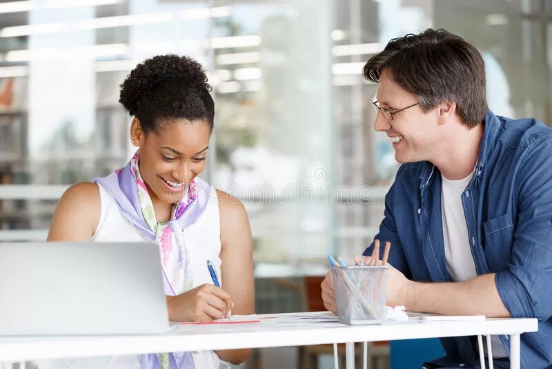 Признаки рынка труда. Удаленная работа. Занятой человек. Менеджмент. Человек устраивающийся наиработу.