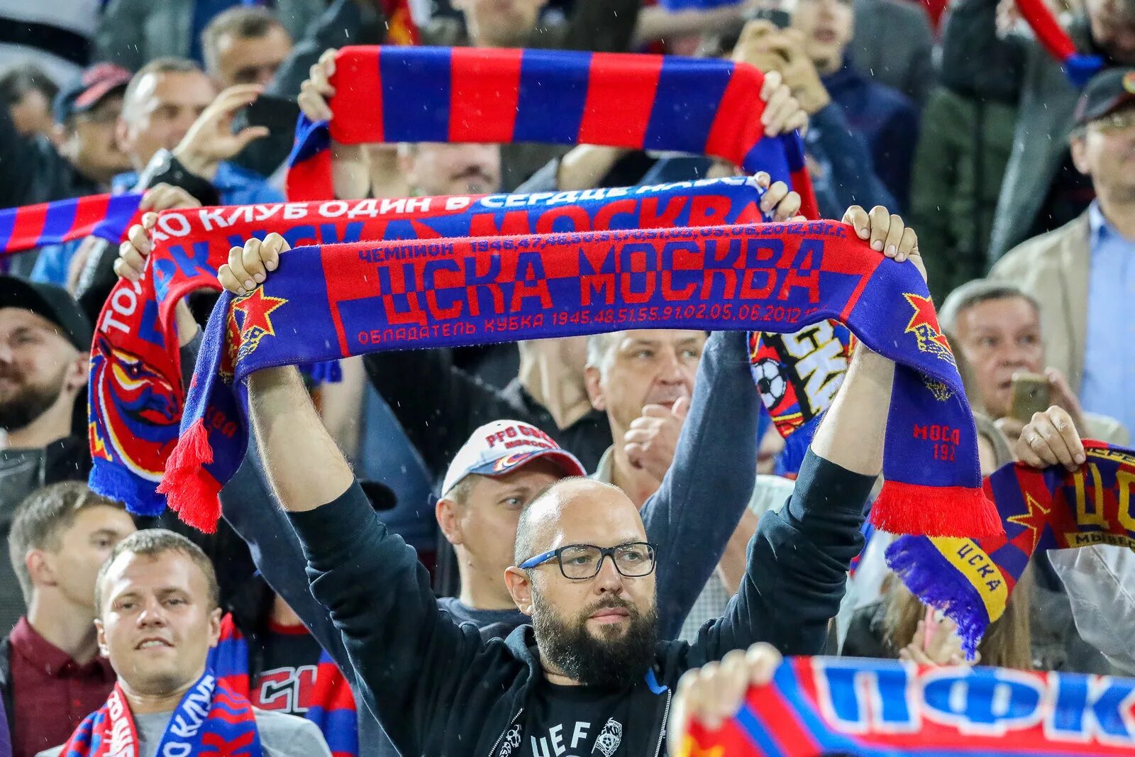 Пфк цска москва флаги. Пфк цска трибуны. Анти цска. Кричалки цска. Футбольные хулиганы цска.