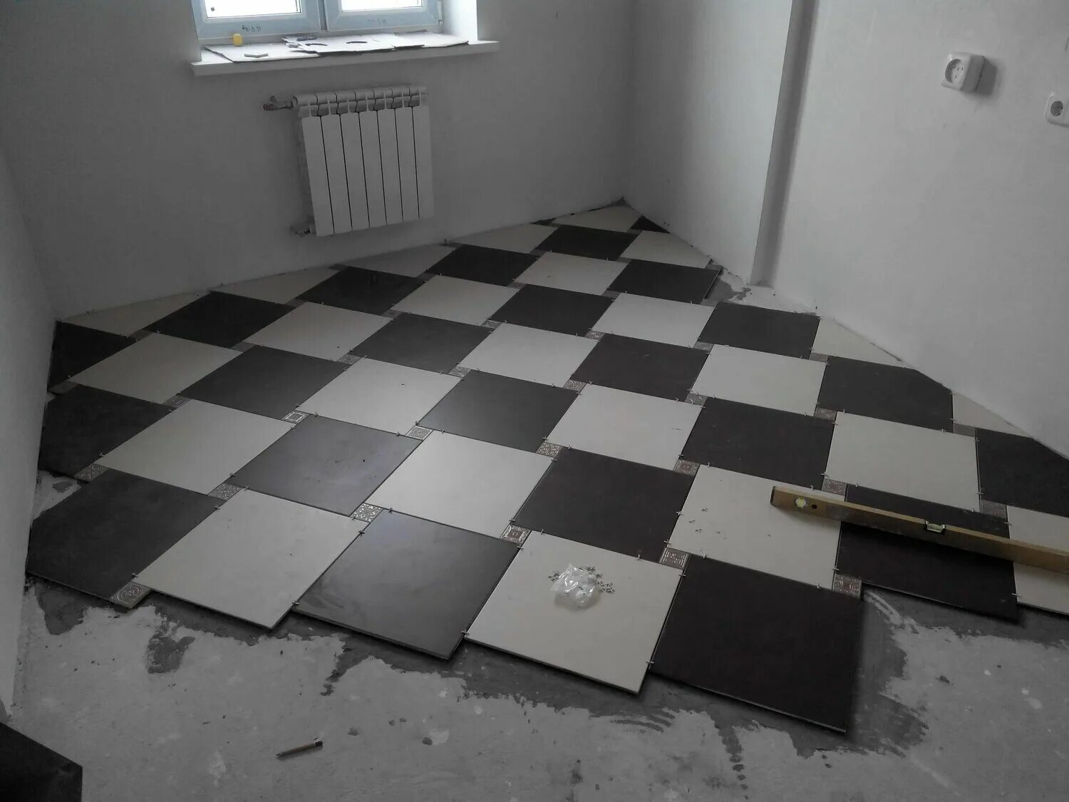 укладка кафельной плитки. укладка керамогранита на пол. укладка плитки в ванной. укладку кафельной плитки квадратный метр. укладка плитки на пол.