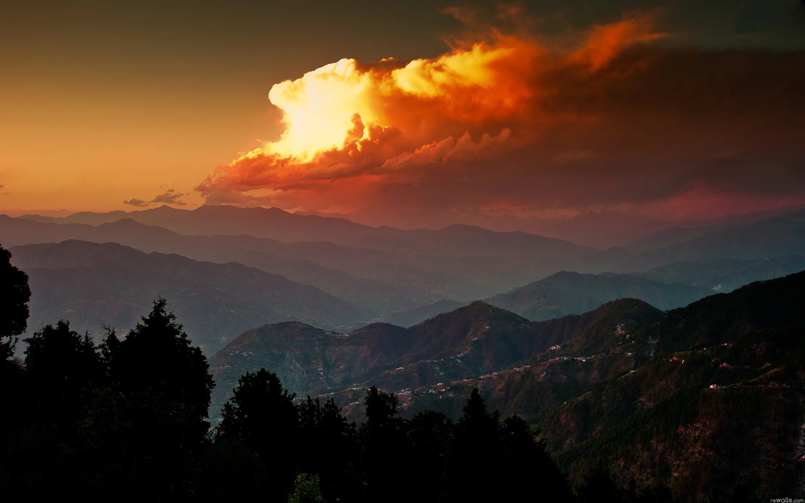 Закат в горах. Рассвет в горах. Закат над горами. Обои горы закат. Горы солнце.