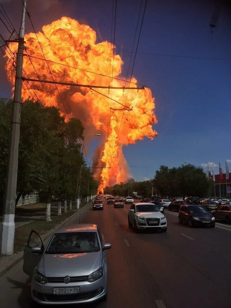 Почему машина взрывается. Взрыв АЗС Волгоград 10.08.2020. Пожар на АЗС Волгоград.