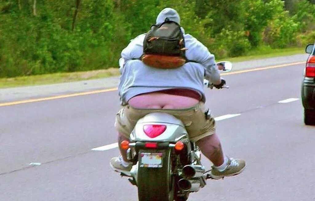 Толстый едет на мопеде. Жирный мужик на скутере. Толстяки на маленьких мотоциклах.
