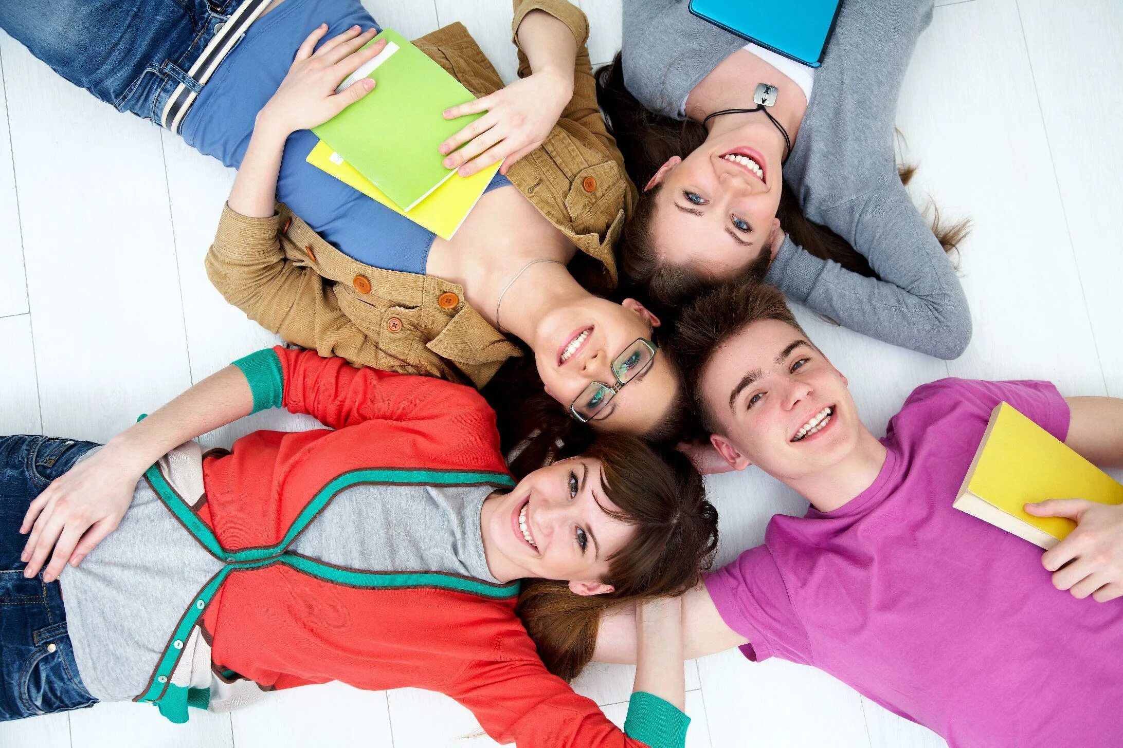 Teenagers spend a lot. Английская школа. Студенты с родителями совместное фото. Teenagers spend a lot. Presentation about education.