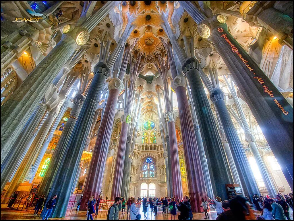 Собор саграда фамилия внутри. Гауди барселона собор саграда фамилия. Антонио гауди архитектура собор саграда. Саграда внутри. Саграда де фамилия барселона внутри.