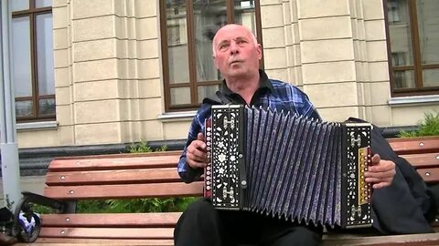Играю на гармошке у прохожих на виду