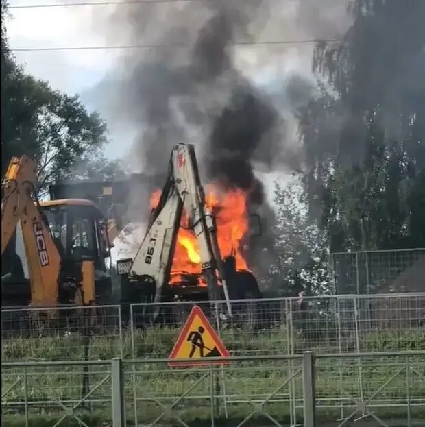 Сгорел трактор. Пожар на тракторе. Пожар на Блюхера. Трактор в огне. Сгоревший трактор