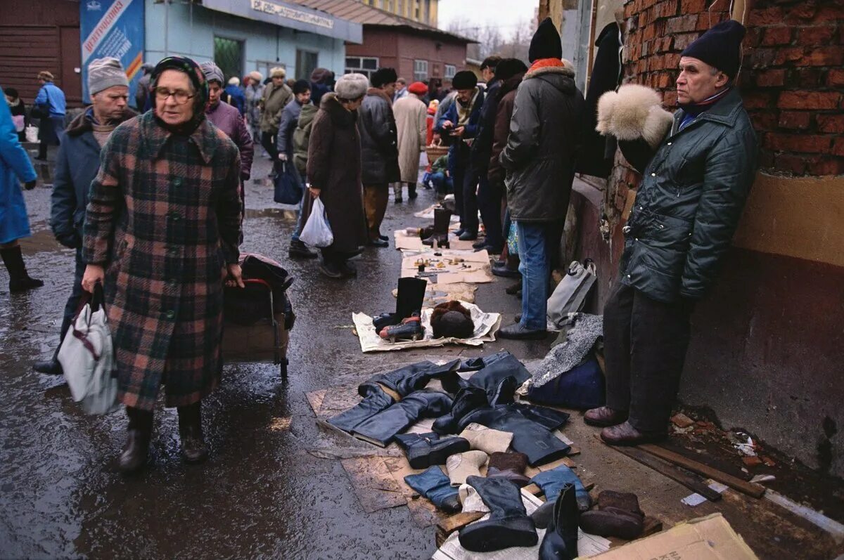 В 90 е годы ситуация. Тишинский рынок в 90е. нищета и разруха в 90-е годы в россии. тишинский рынок в 90е годы. рынок в россии в 90е.