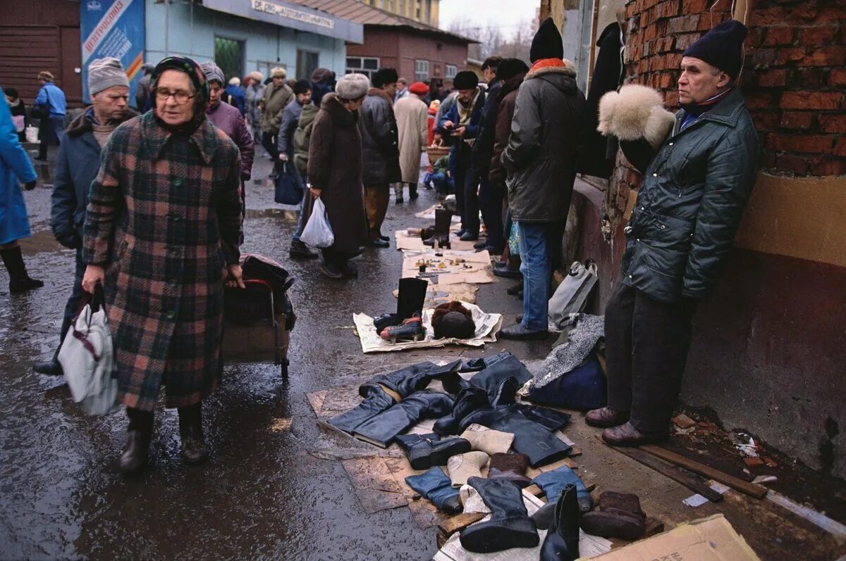 Общество в 90 е. Тишинский рынок в 90е. Нищета и разруха в 90-е годы в России. Бедность в 90е Москва. Тишинский рынок в 90е годы.